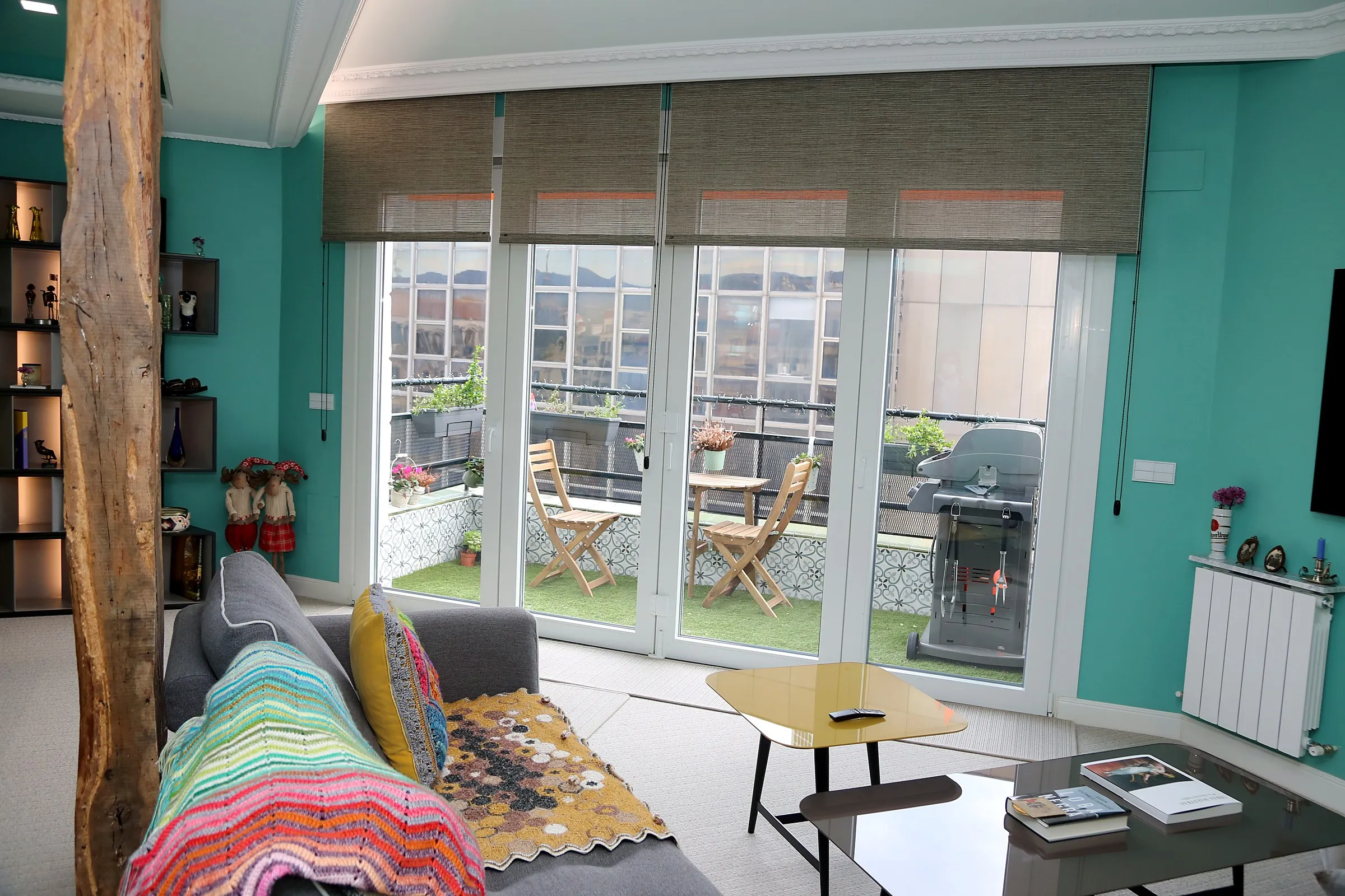 Salón luminoso con terraza, reforma de apartamento en Bilbao